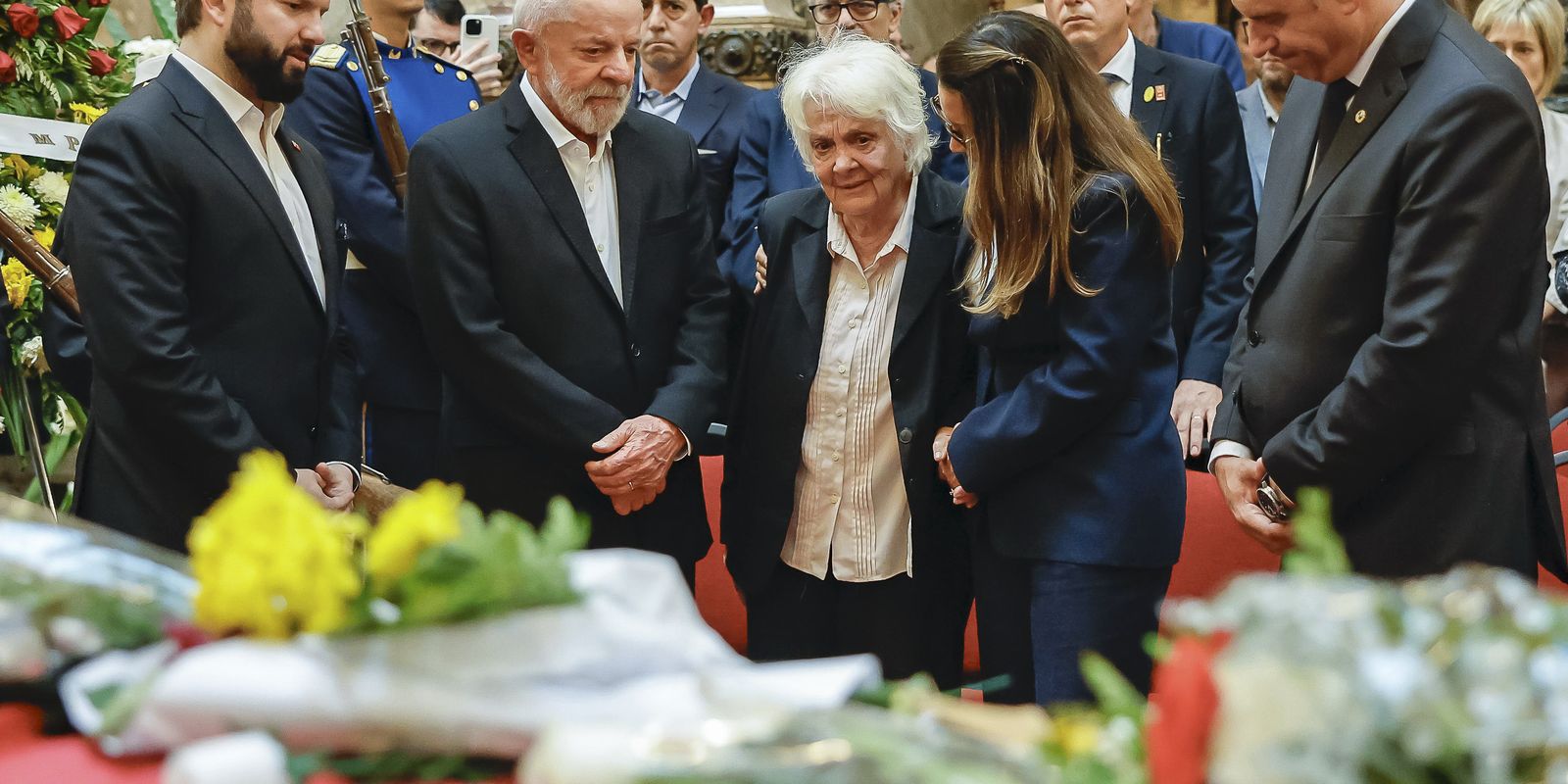 Milhares de uruguaios se despedem de Pepe Mujica em funeral