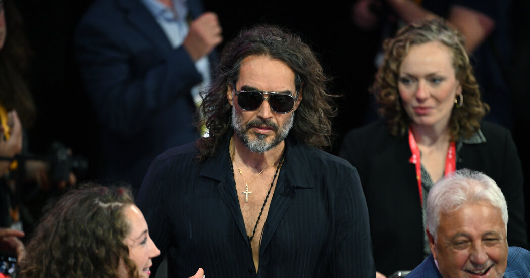 Russell Brand para comparecer a tribunal por estupro e acusações de agressão sexual