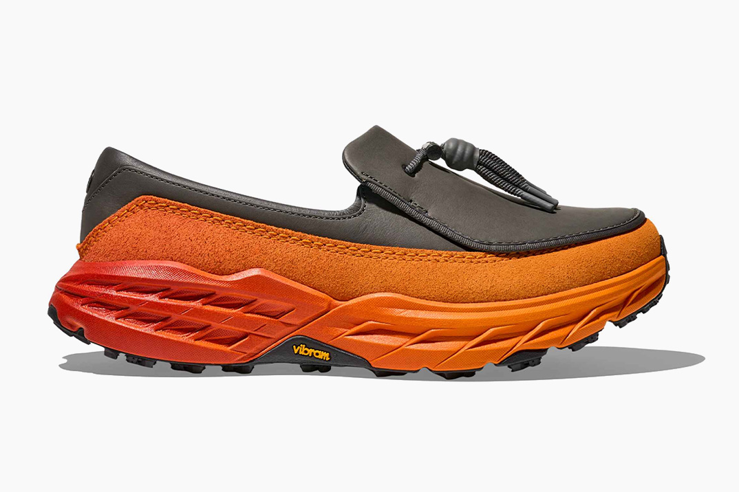 Hoka dobra a irreverência com esses mocassins de velocidade laranja brilhante feitos para a trilha