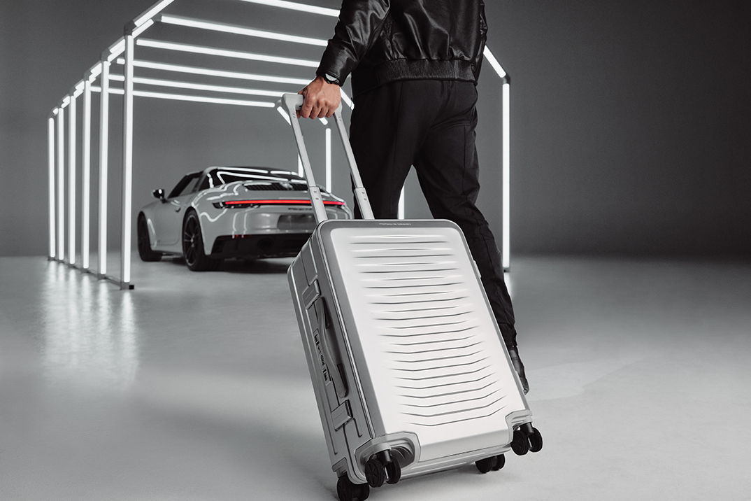A Porsche Design estreia sua primeira coleção de bagagem de alumínio nas malas de roadster inspiradas em Targa