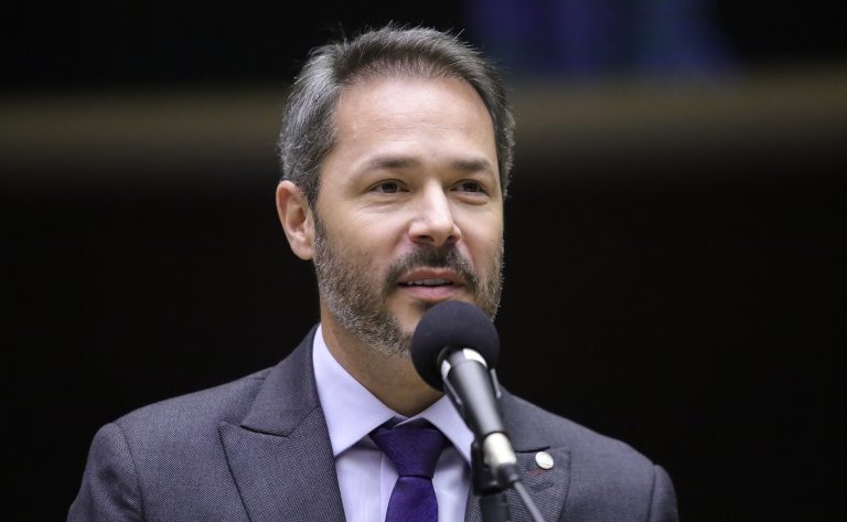 Projeto isenta taxistas e motoristas de aplicativo de tarifa por estacionamento rotativo público – Notícias