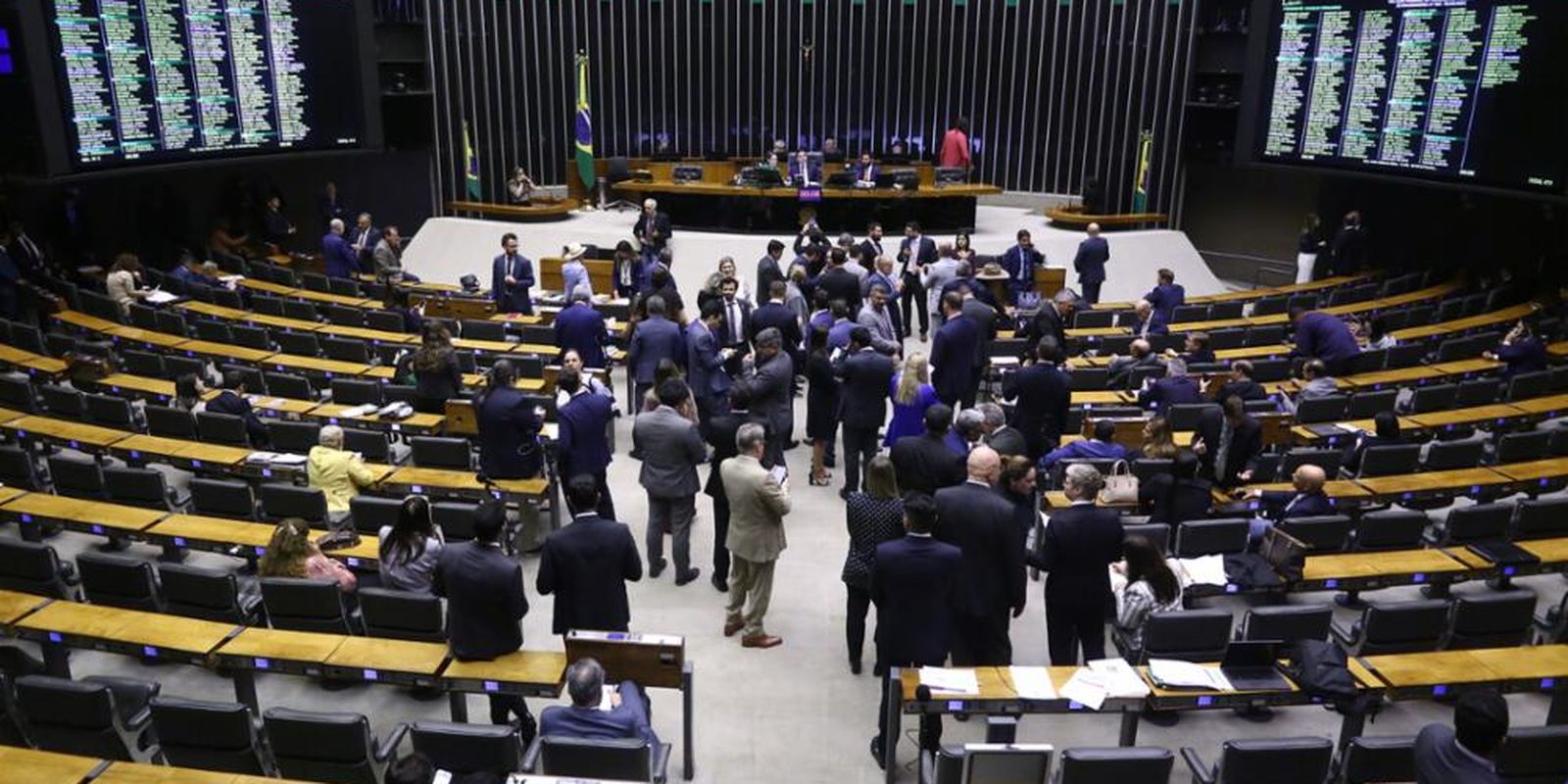 Projeto que aumenta número de deputados para 531 tem urgência aprovada