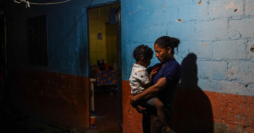 Preso e com fome no México, os migrantes lutam para voltar para casa