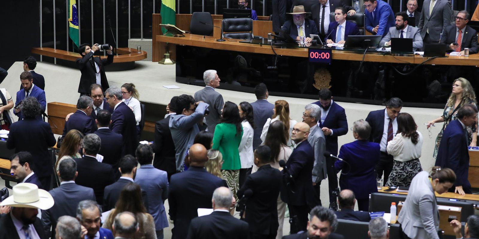 Câmara aprova projeto que reajusta salários de servidores públicos