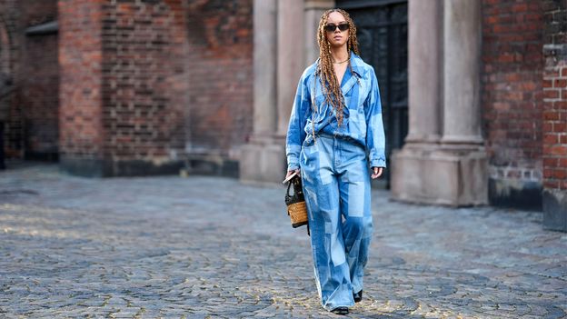 Um par de jeans é tudo o que precisamos – eis o porquê