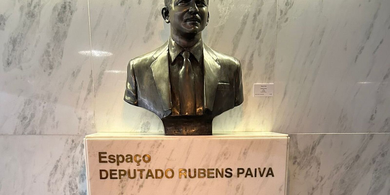 Ato contra PL da Anistia é realizado em frente a busto de Rubens Paiva