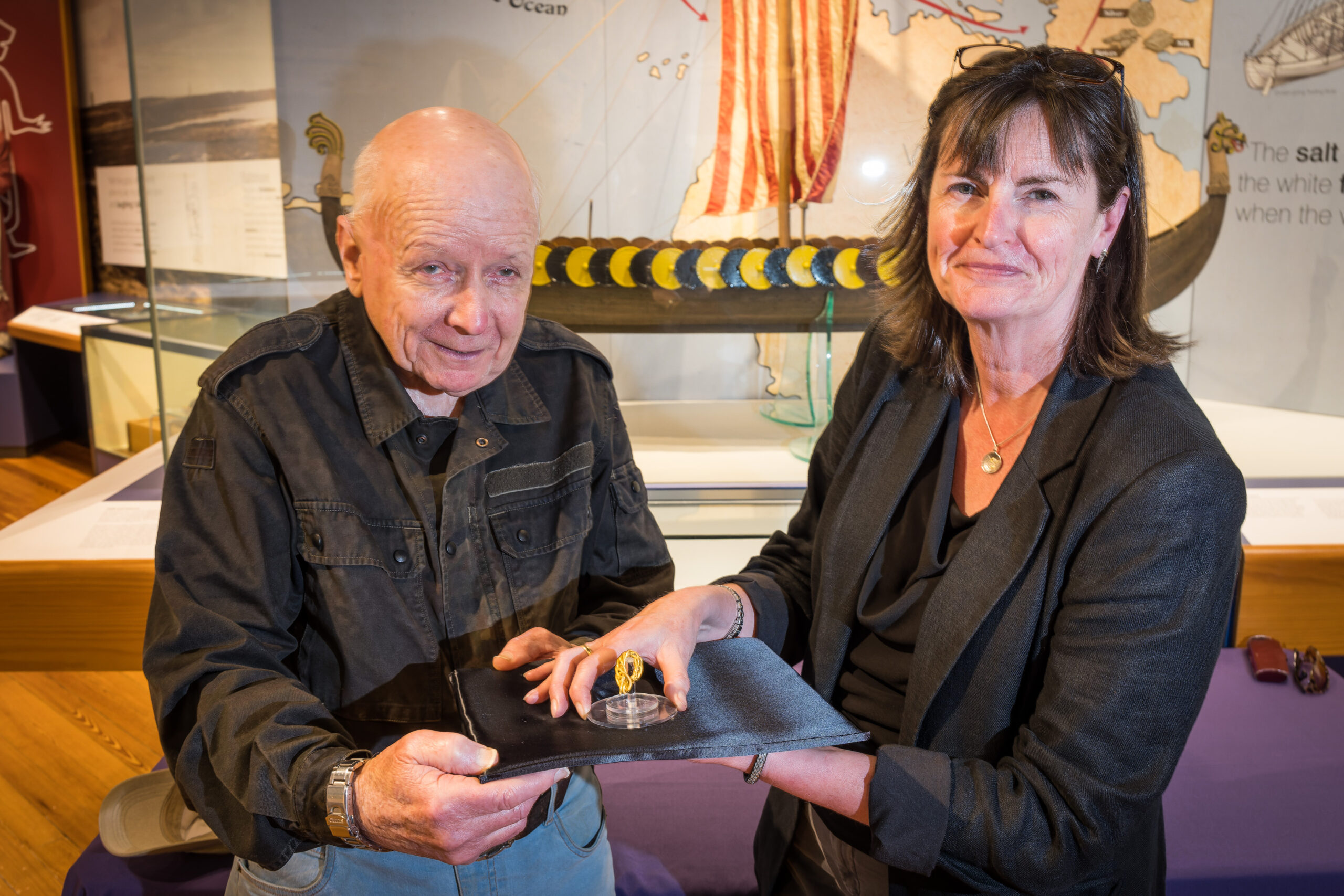 Fragmento do anel de braço de ouro viking e o anel de ouro encontrado na Ilha de Man – The History Blog