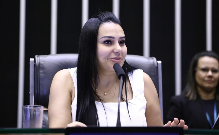 Projeto obriga plataformas digitais a alertar sobre riscos de vício em conteúdo adulto – Notícias