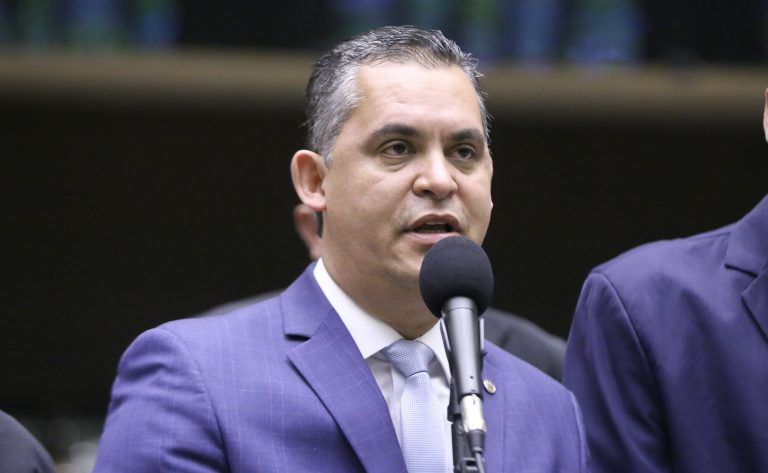 Comissão aprova projeto que define como infração grave atirar objetos para fora do veículo – Notícias