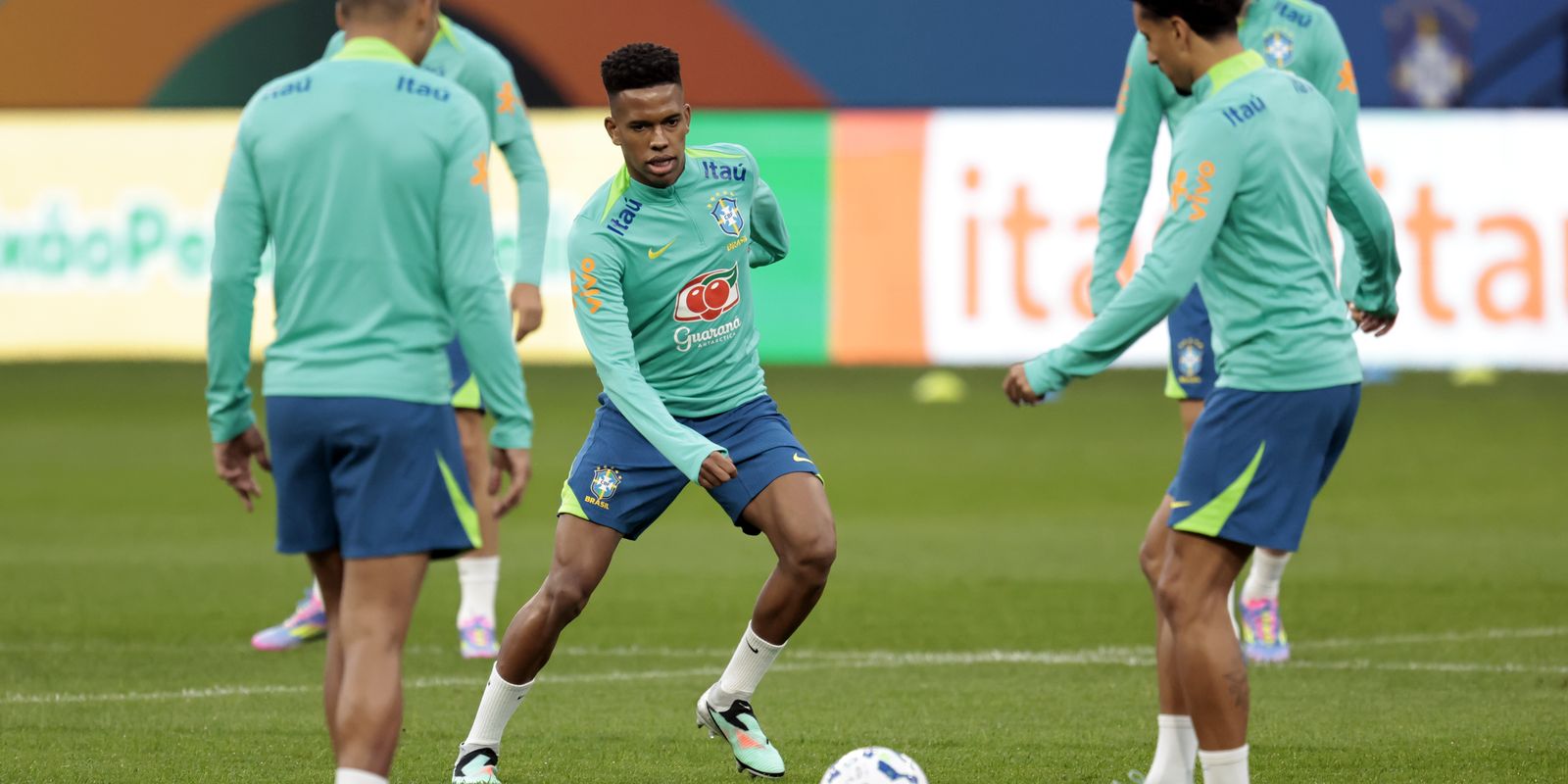 Brasil enfrenta Paraguai com transmissão ao vivo pela Rádio Nacional