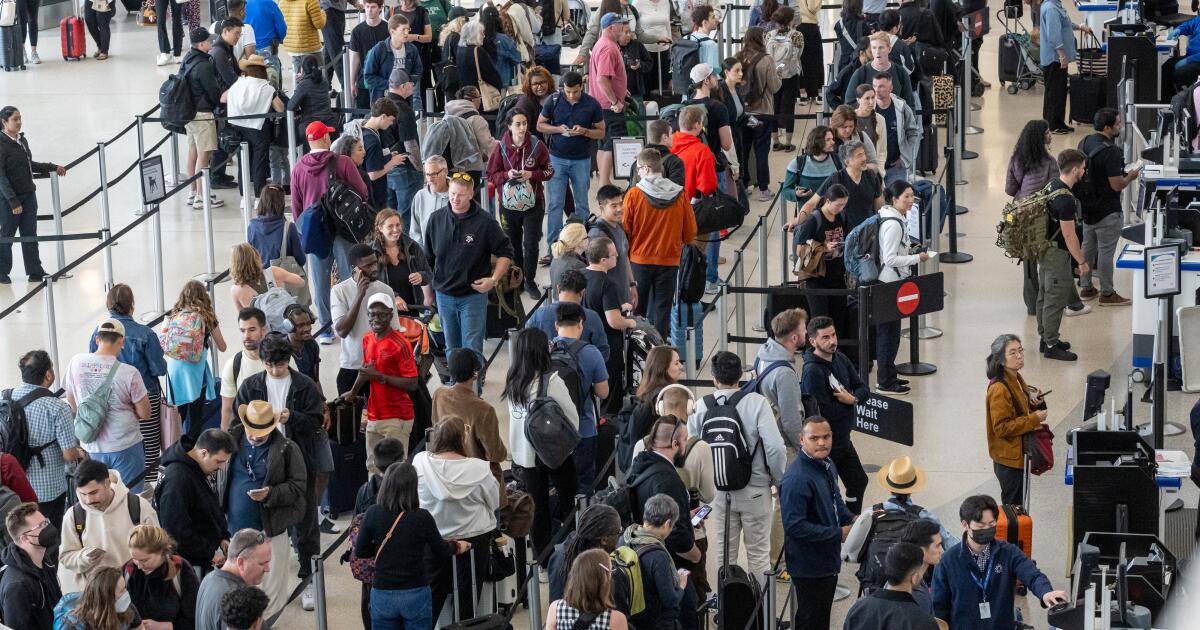As interrupções das viagens alimentadas por políticas de Trump podem culminar no pico da temporada de verão