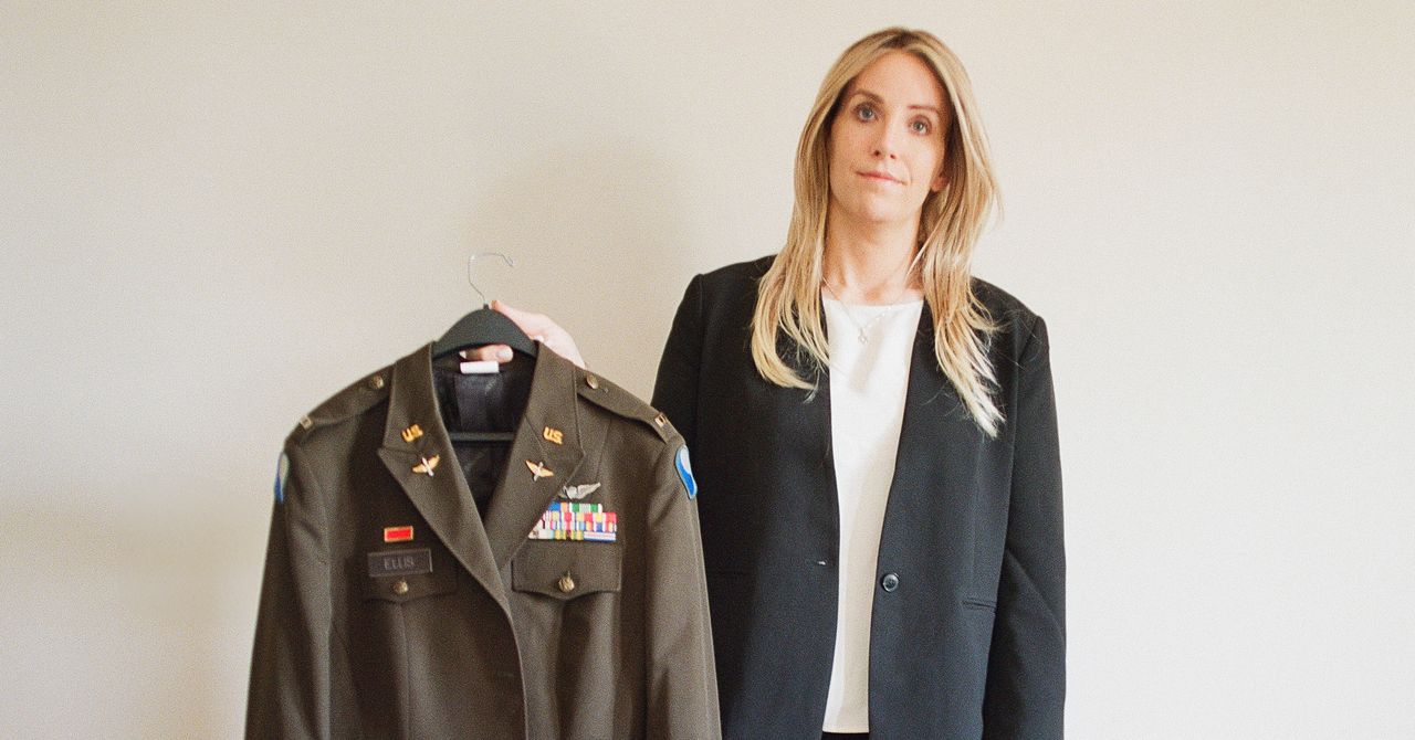 Um piloto trans foi falsamente culpado por um acidente de avião. Agora ela está lutando contra a máquina desinfo de direita