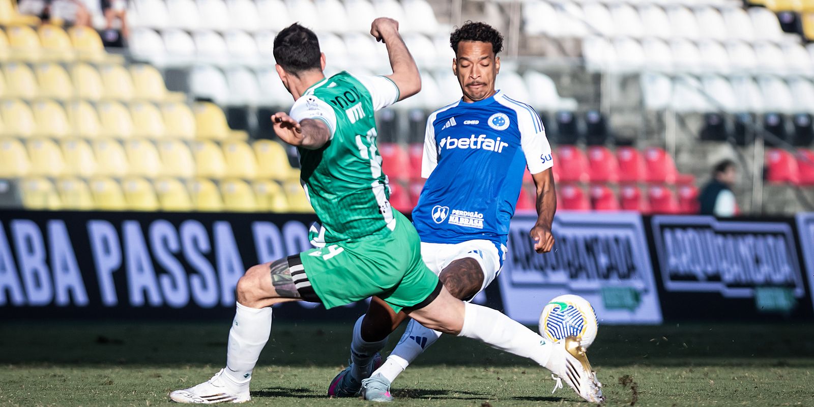 Cruzeiro vence Banfield antes de retomada do Campeonato Brasileiro