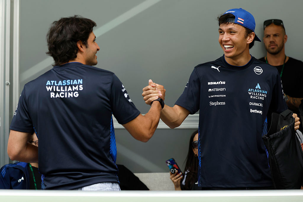 Albon sente que a comparação direta com Sainz o ajudou