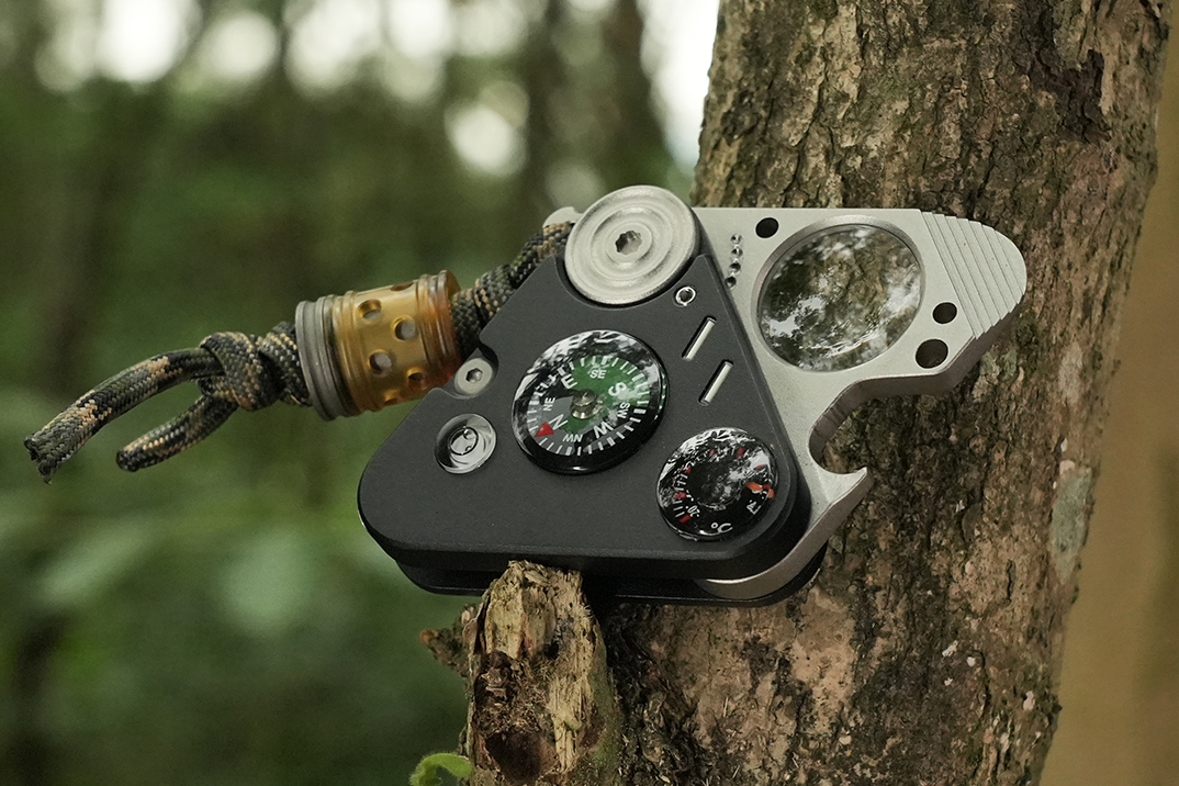 O número multi-tool 8 em 1 da Ti-Scout tem a forma de um triângulo e construído para sobrevivência