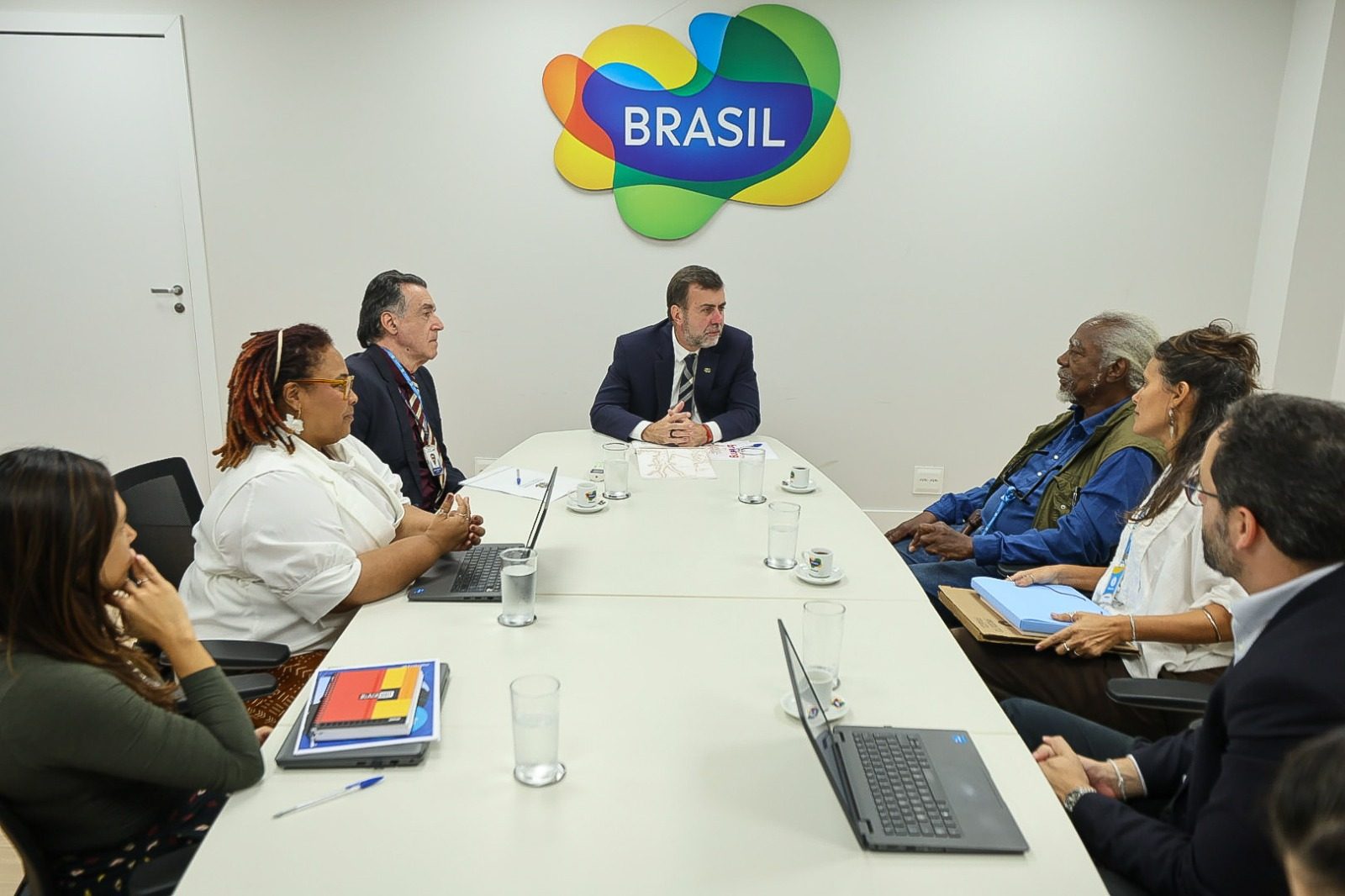 Embratur recebe cantor Mateus Aleluia e debate ações para fortalecer projeto Baía Profunda