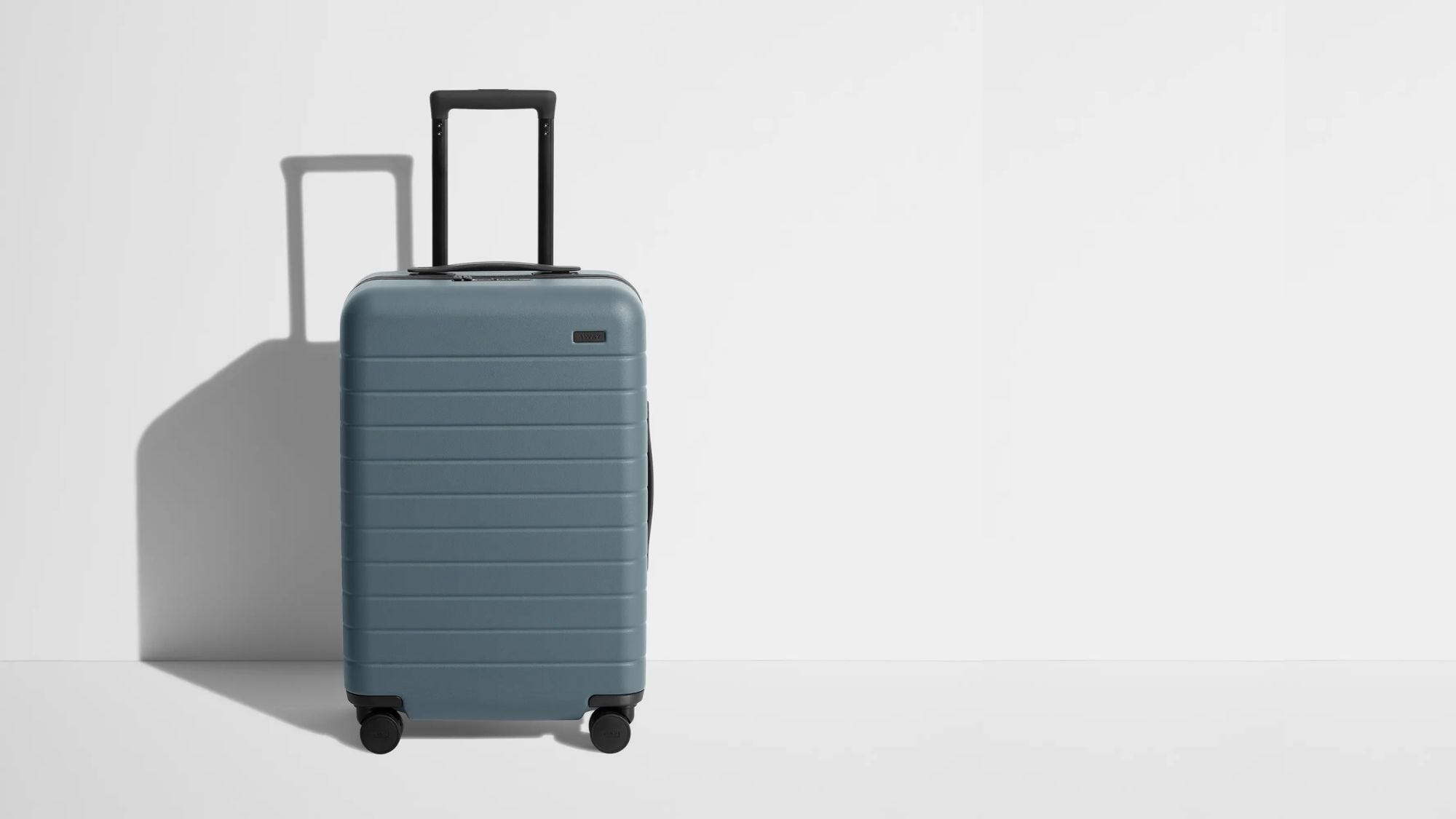 8 itens essenciais de viagem para caras elegantes em movimento (2025)