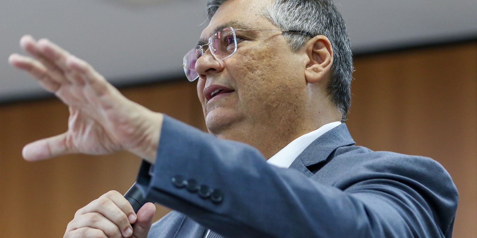 Dino dá 10 dias para Motta explicar trâmite do PL sobre adultização