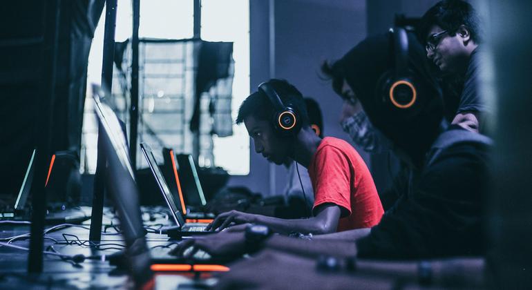 Grupos terroristas usam jogos e redes sociais para recrutar jovens