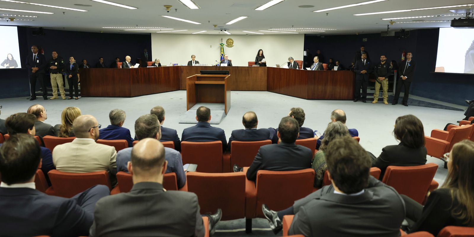 Mais de 3,3 mil pessoas querem acompanhar julgamento de Bolsonaro