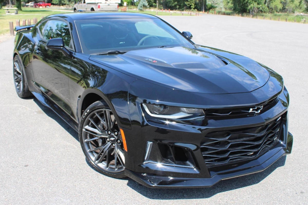 Superfícies de baixa quilometragem 2017 Camaro ZL1 com apenas 448 milhas