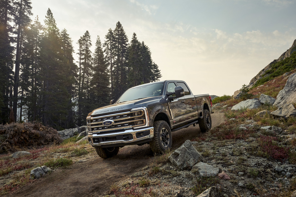 Ford lembra 355.000 caminhões depois que as telas de traço podem escurecer