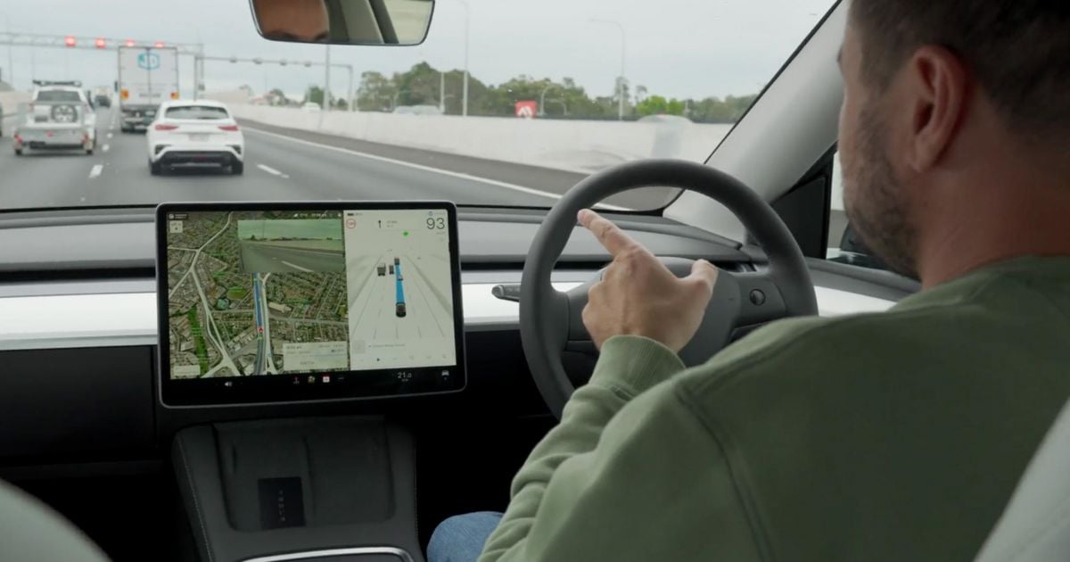 A Tesla lança plena dirigindo para os mercados de acionamento à direita