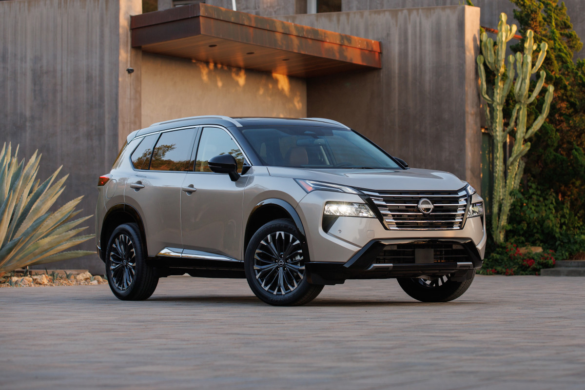 Você deve comprar um Nissan Rogue 2026 ou pegar um 2025 com desconto?