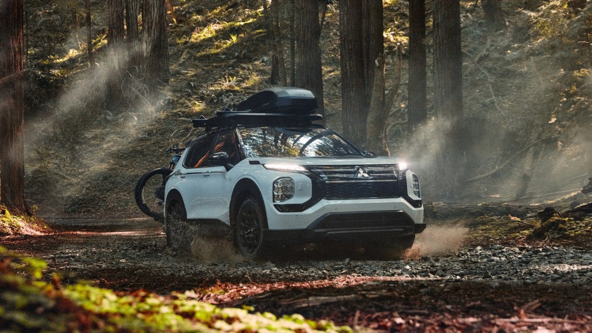 New Mitsubishi Outlander Trail Edition mira na floresta Rav4 da Toyota