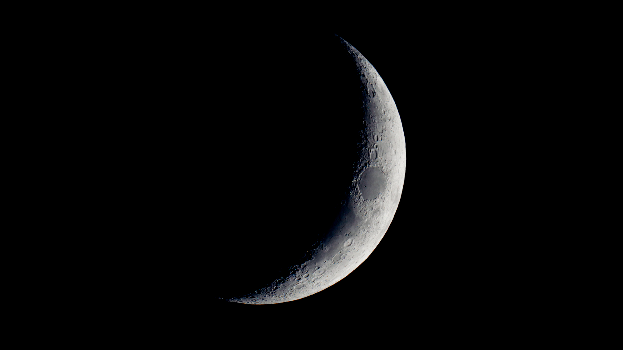 Não perca Marte perto da lua esbelta da Lua Crescente ao pôr do sol em 26 de agosto