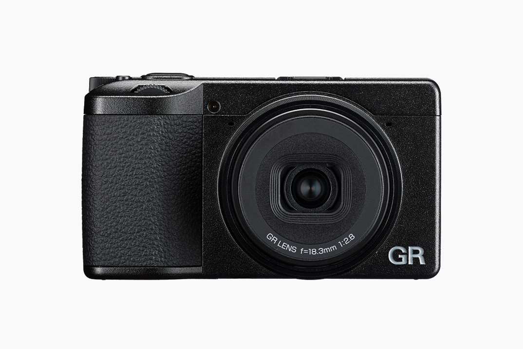 A câmera GR IV tão aguardada de Ricoh é mais fina e melhor, mas também mais cara