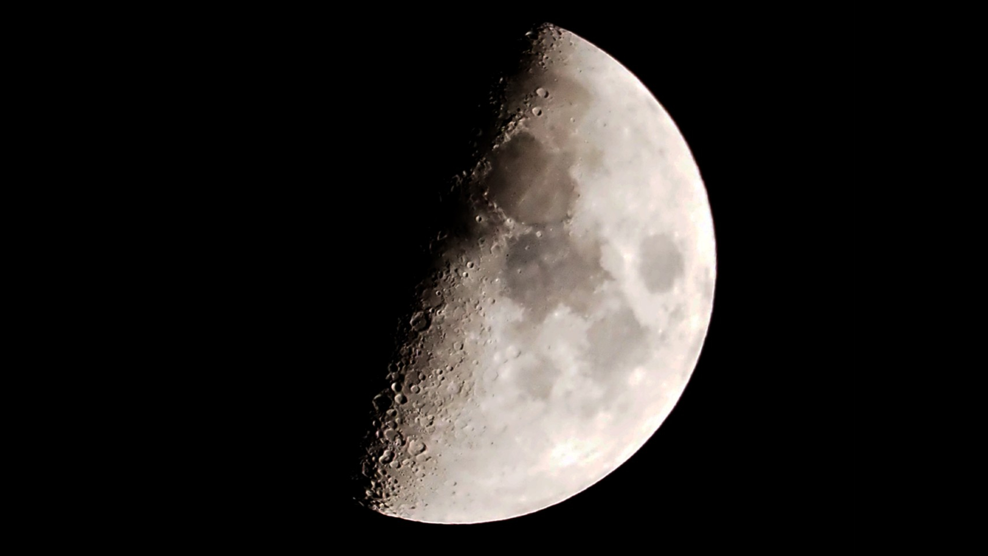 Veja o brilho da lua do primeiro trimestre do primeiro trimestre na compreensão de um escorpião celestial hoje à noite.