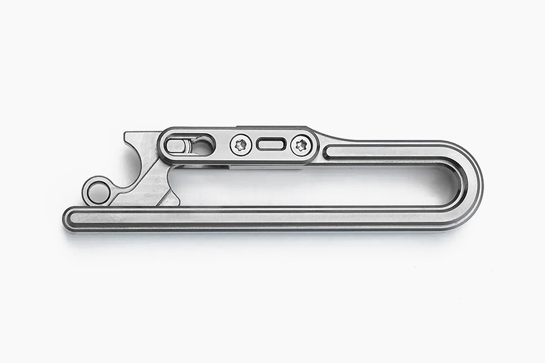 O chaveiro de cinto de titanium de Titaner é construído com um sistema de bloqueio de gravidade para manter em suas chaves