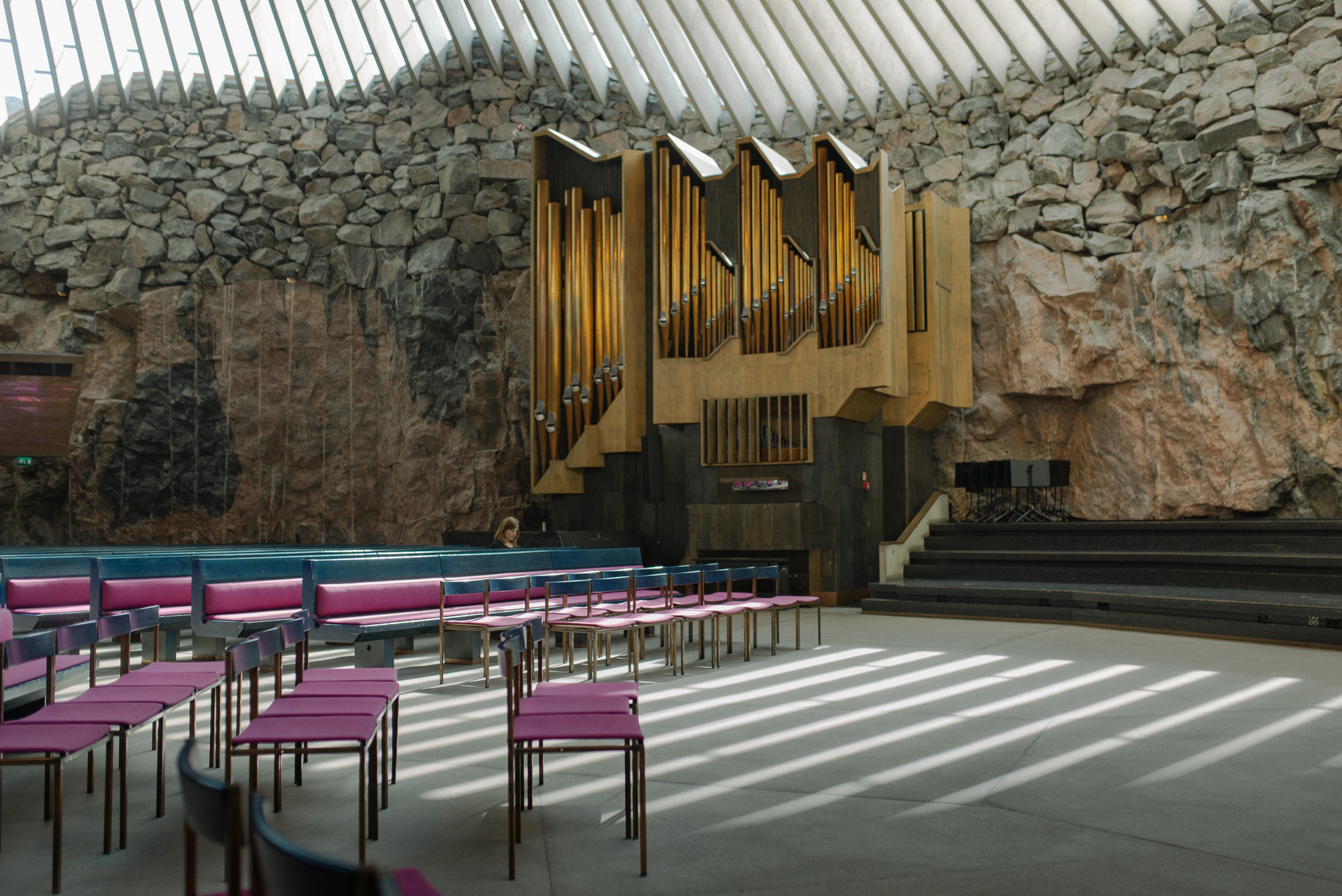 Uma igreja modernista ambientada em pedra: a história por trás da igreja da Temple Square em Helsinque, Finlândia