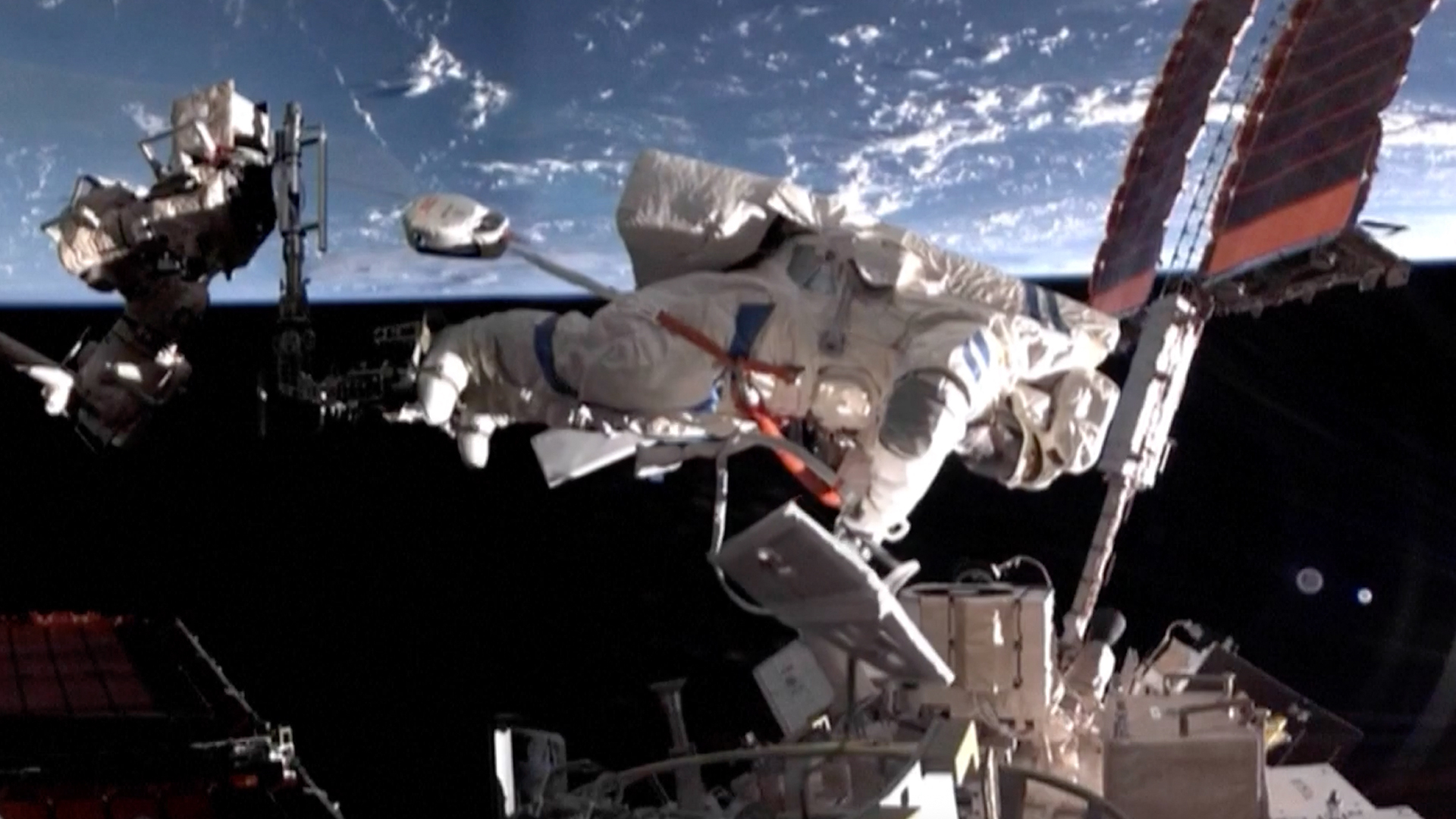 Astronautas chinesas reforçam o escudo de detritos da estação espacial de Tiangong durante a caminhada espacial de 6,5 horas (vídeo)