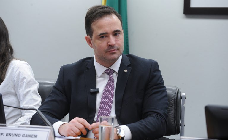 Comissão aprova projeto que criminaliza cruzamentos em caso de risco à saúde dos animais – Notícias