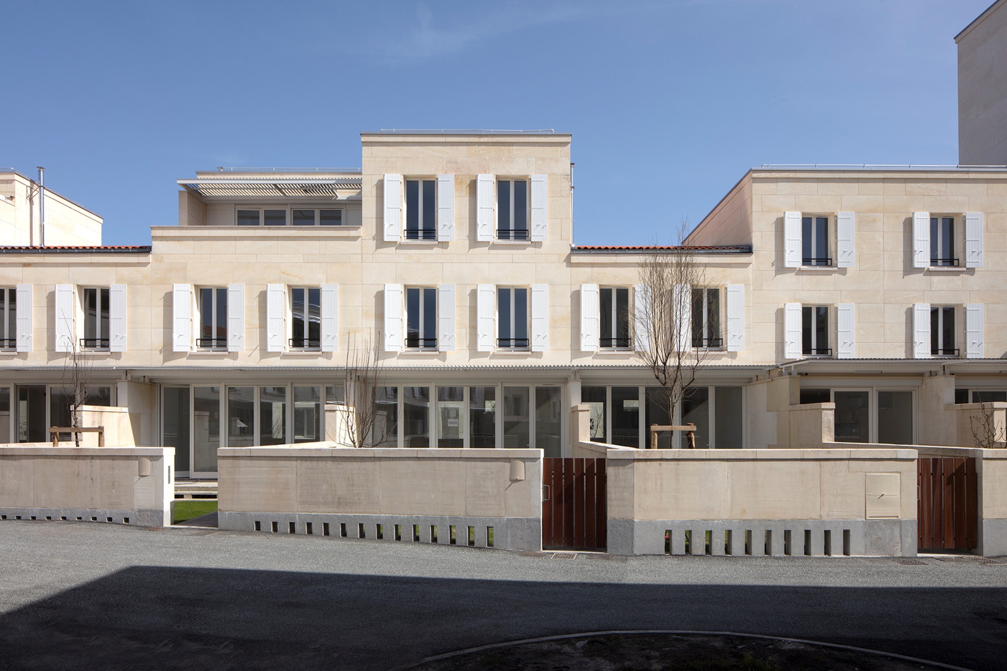 Bastide Housing / Eliet & Lehmann Architects Stalls
