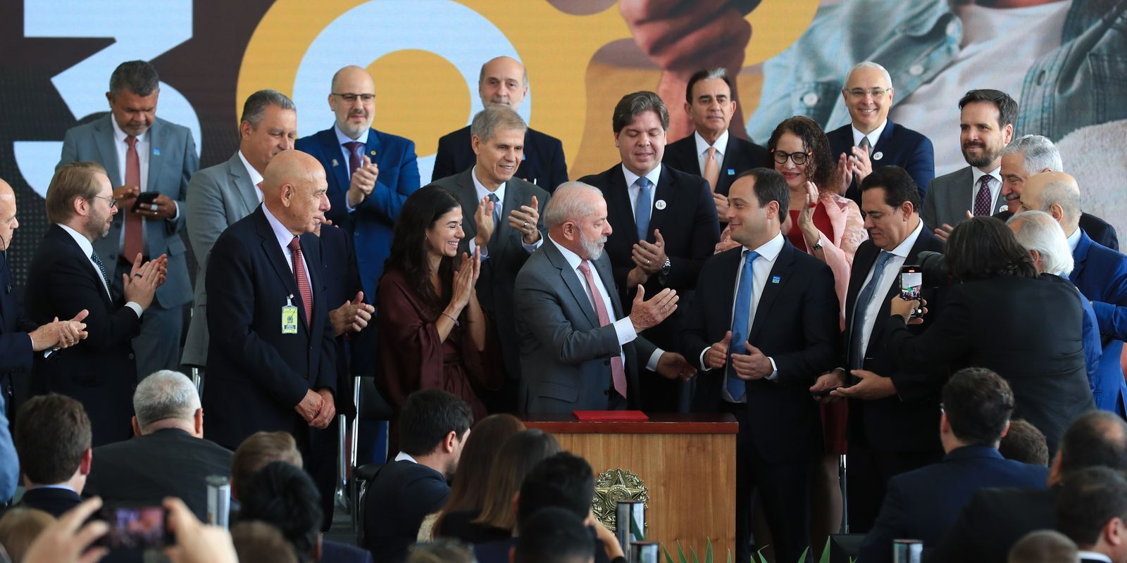 Lula assina decreto da TV 3.0; novo sistema deve começar em 2026