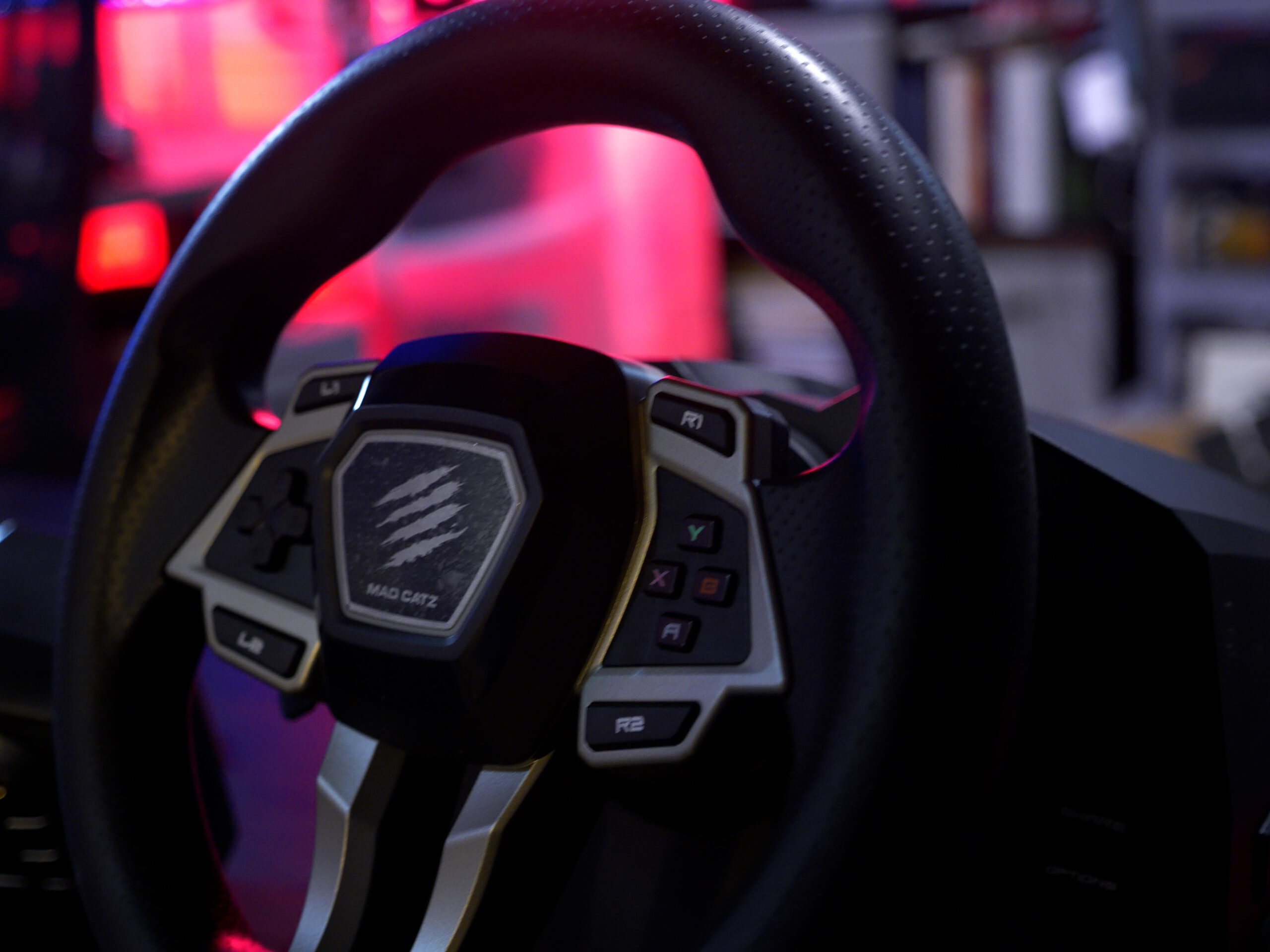Encontre o nível da sua experiência de corrida com o Mad Catz M.2.x. Roda de corrida profissional