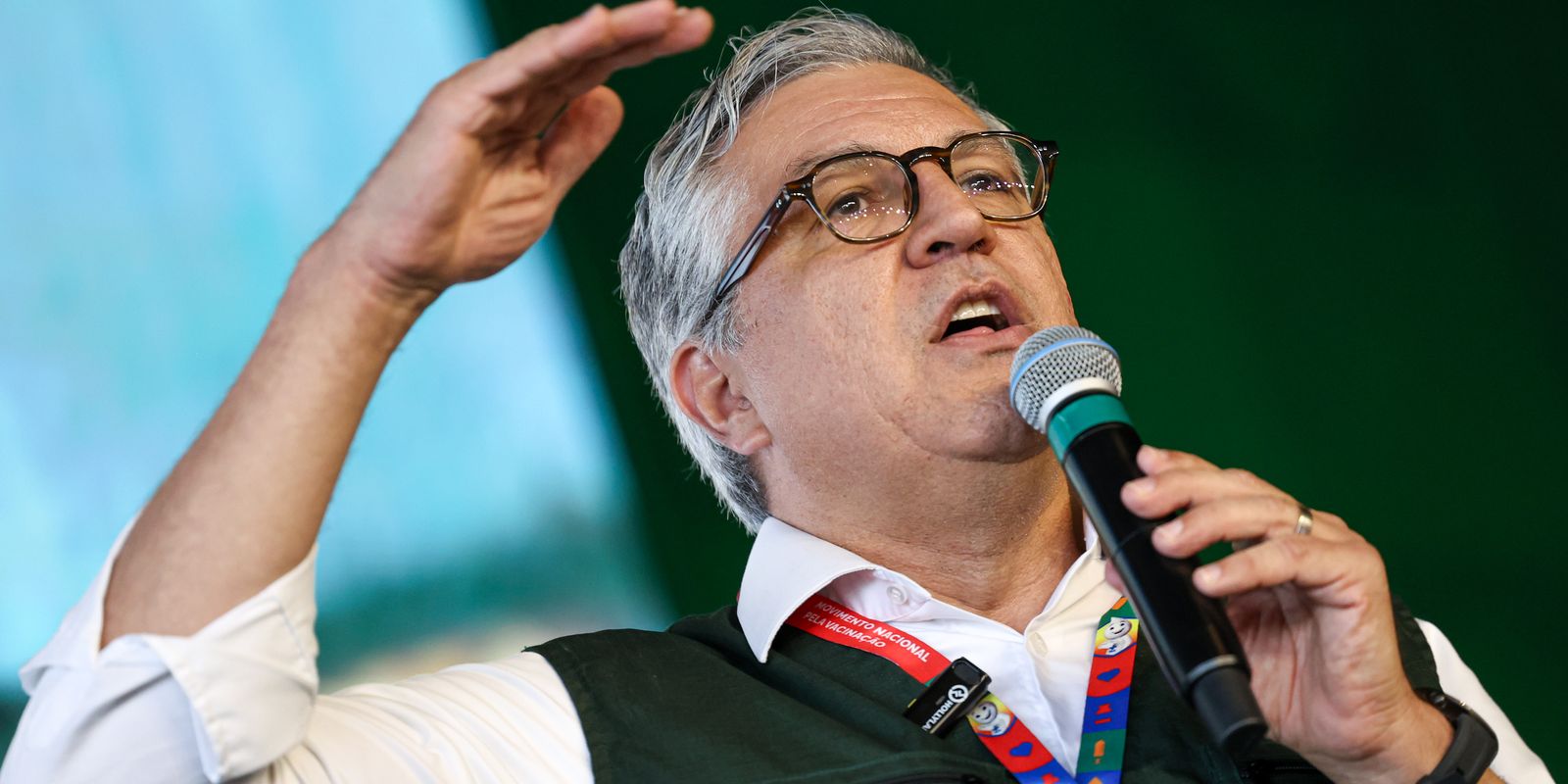 Padilha diz ser “ato covarde” cancelamento de vistos da filha e esposa