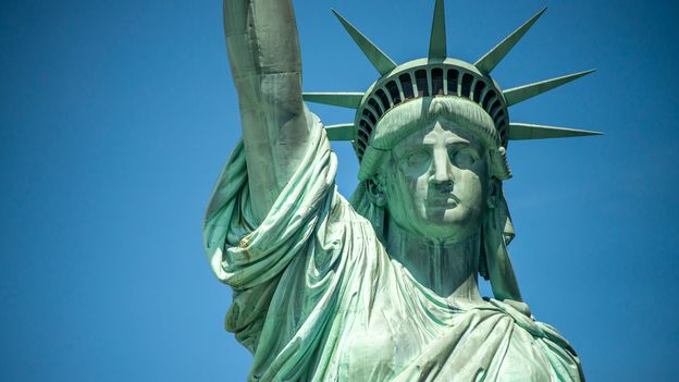 Por que a estátua da liberdade está no coração das guerras culturais dos EUA
