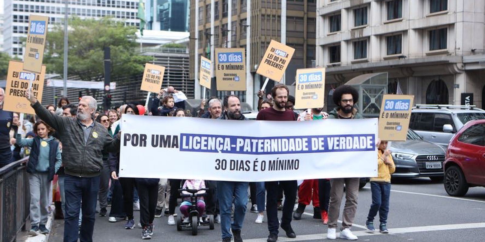 Manifestações em quatro cidades pedem ampliação da licença-paternidade