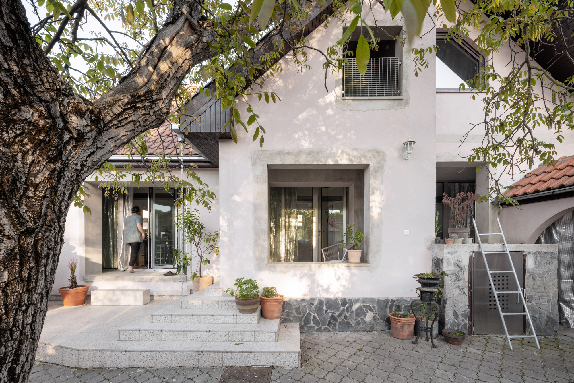 Reconstrução de uma casa reconstruída / quilo / honc
