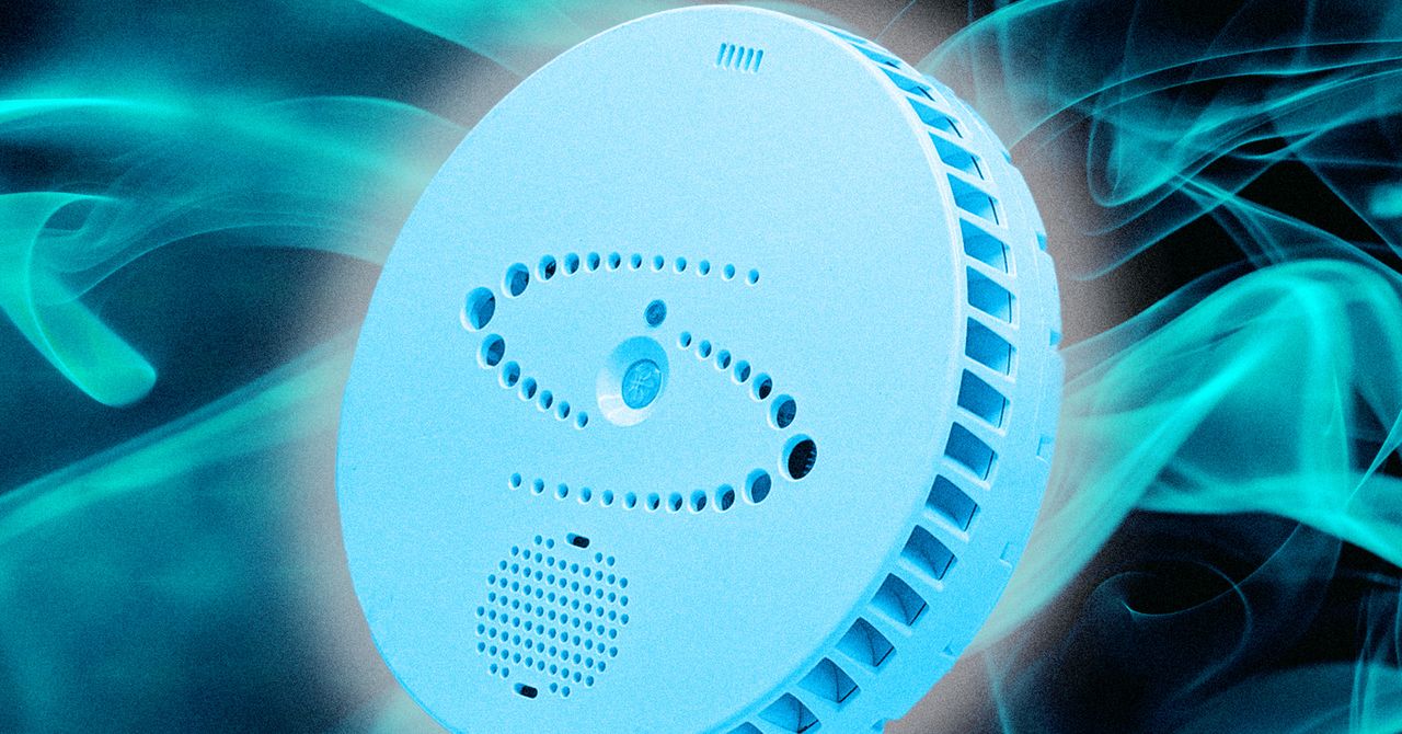 Parece um detector de fumaça no banheiro escolar. Um hacker adolescente mostrou que poderia ser um bug de áudio