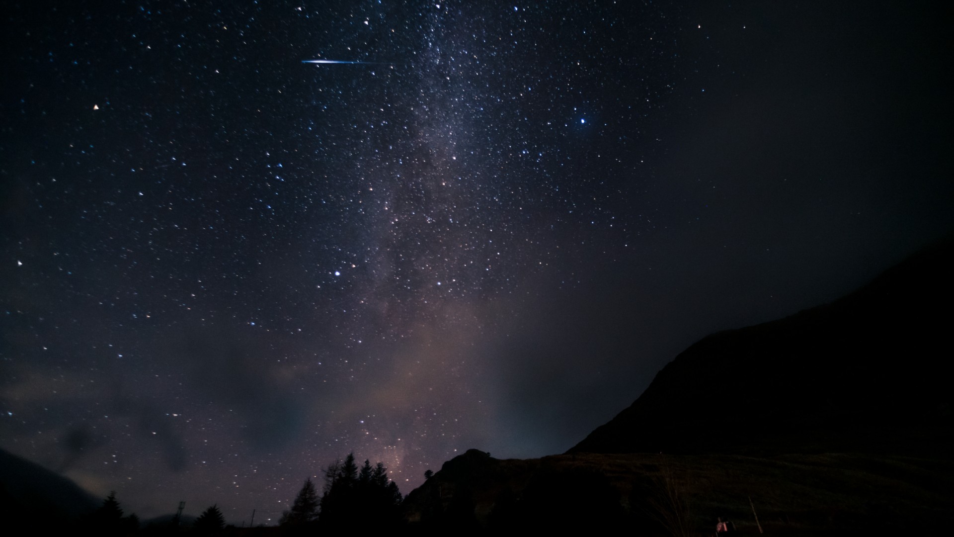 Tente identificar um meteoro raro aurígido enquanto o chuveiro atinge o chuveiro durante a noite em 31 de agosto