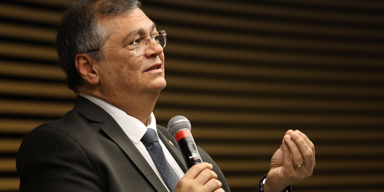 Dino determina que PF investigue conduta de Bolsonaro durante pandemia