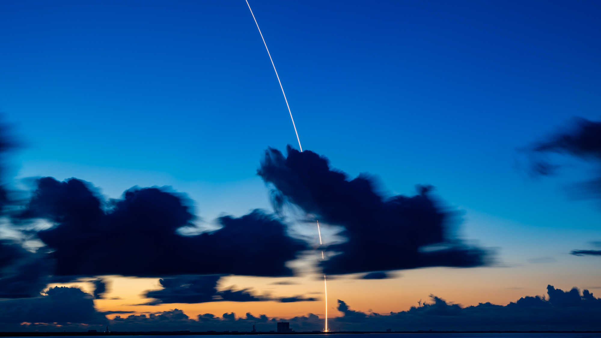 SpaceX lança 28 satélites da Internet Starlink da Costa Espacial da Flórida (vídeo)