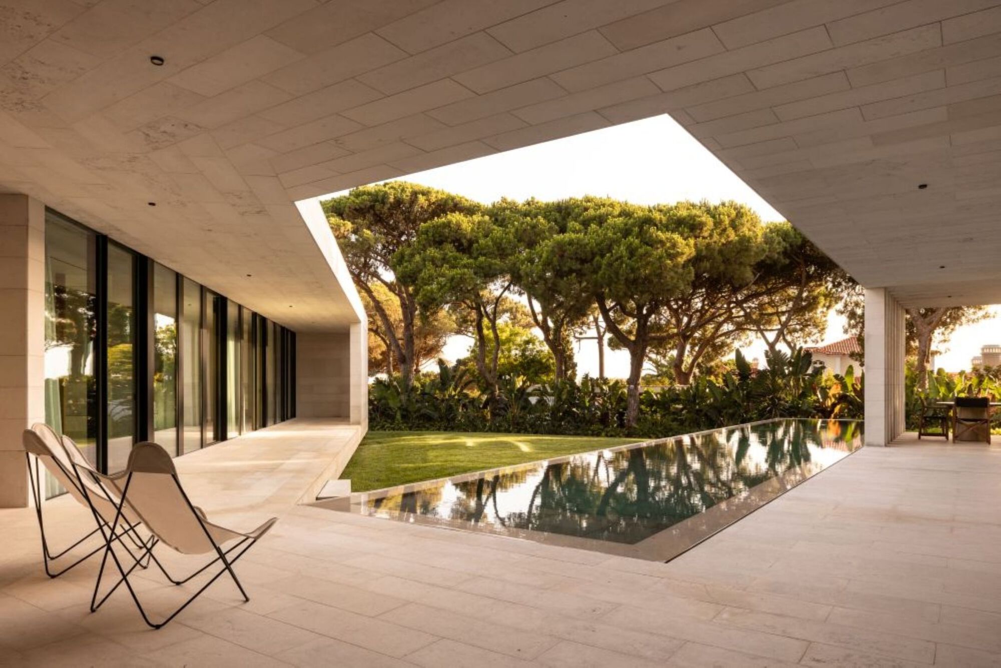 V House / João Tiago Aguiar, Arquitectos