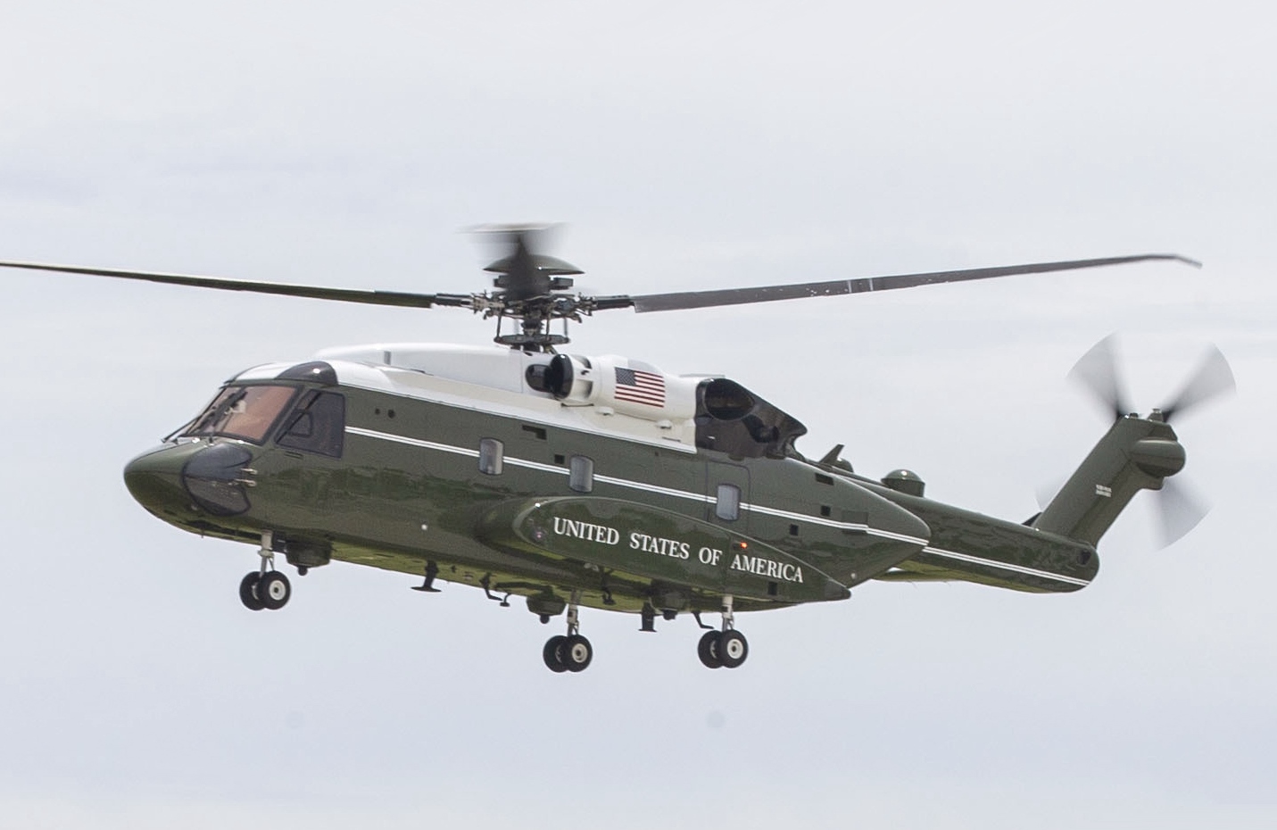 Marine One faz pouso de emergência na Inglaterra durante a partida do Reino Unido de Trump