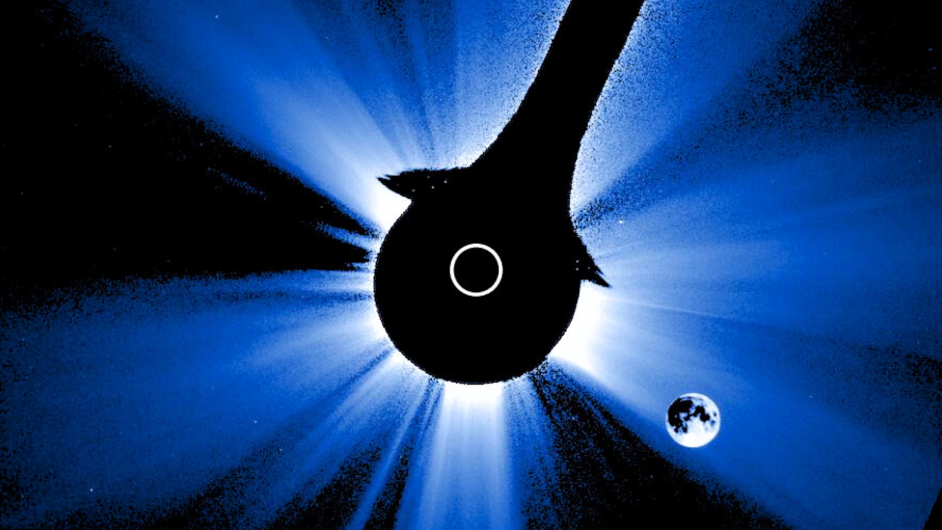 Filmagens de satélite raras mostram a lua eclipsando o sol em um caminho estranhamente torto